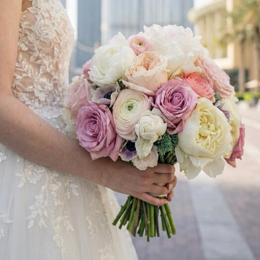 باقة زفاف مع بيوني ورانانكولس