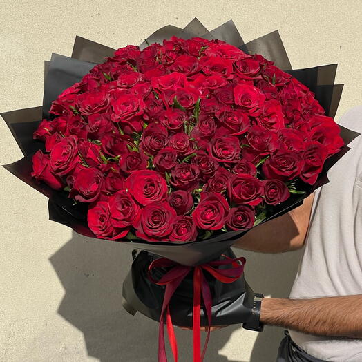101 красная роза в черном