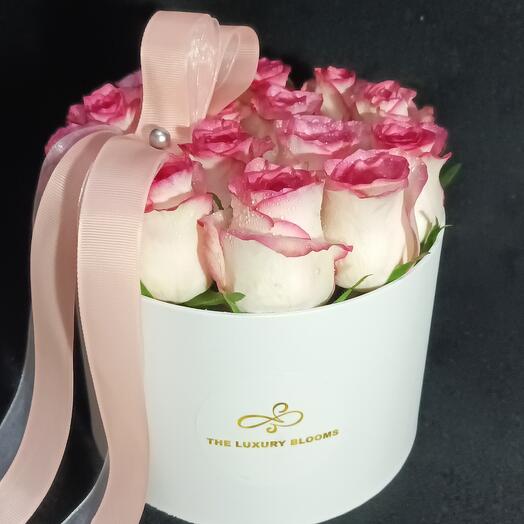 Маленькая коробка с розовыми розами
