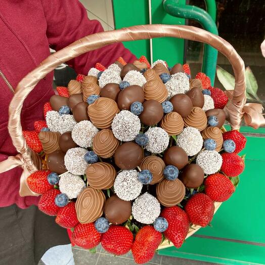 Mily chocolate strawberries in a basket