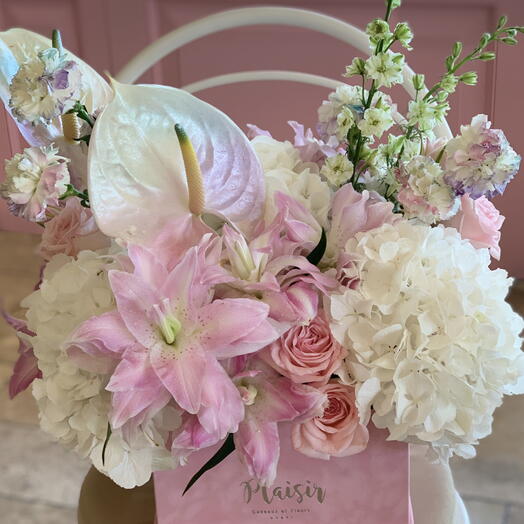 La Vie est Belle hydrangeas Roses Lilies
