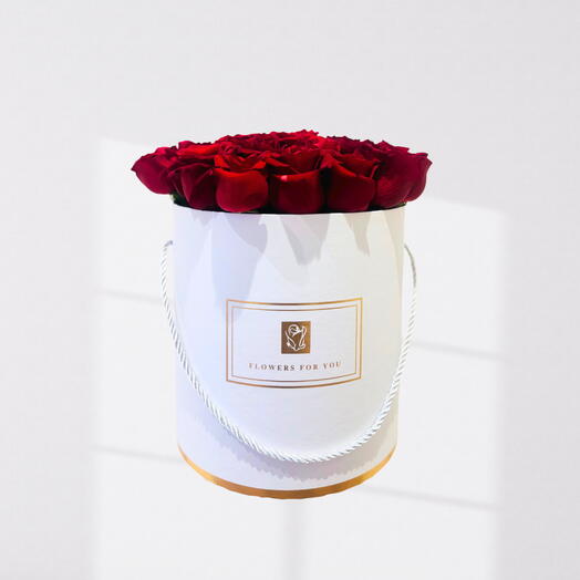 Caja blanca con rosa