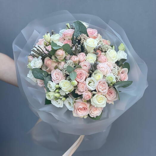 Розовые и белые спрей- и садовые розы в букете