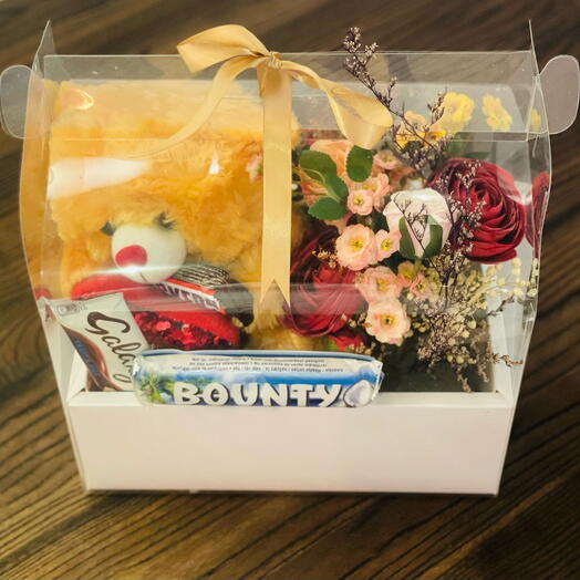 Подарочная корзина с плюшевым мишкой и шоколадом