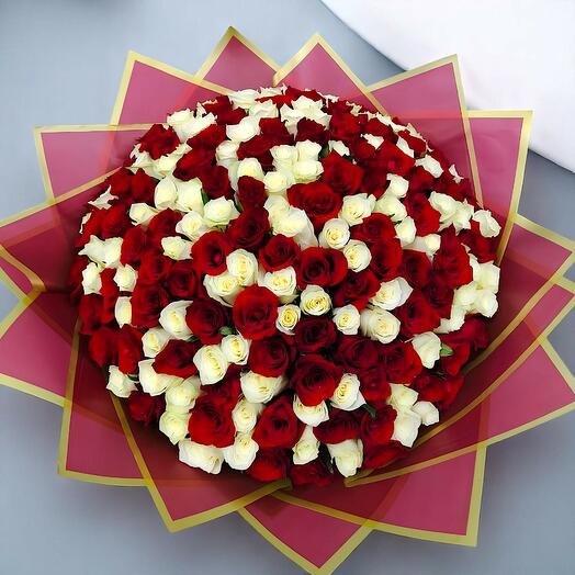 300 RED AND WHITE ROS Bouquet