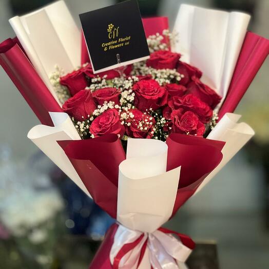 Bouquet de roses rouges et de gypsophile