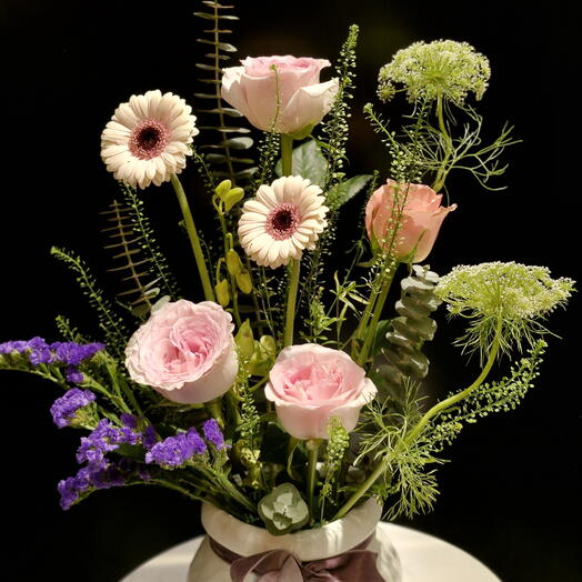 Нежные цветы в горшке