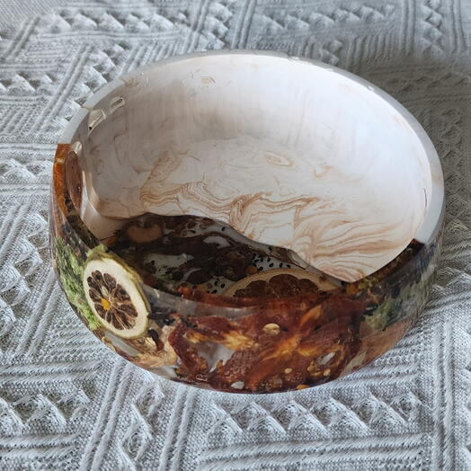 Мраморная миска с фруктами и специями