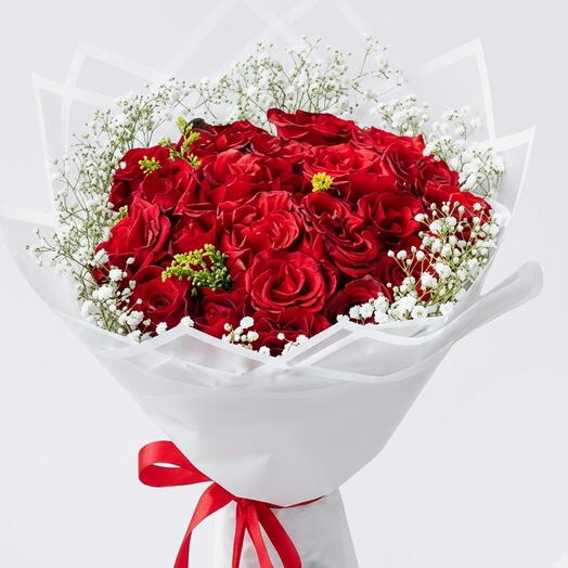 41 красная роза с гипсофилой