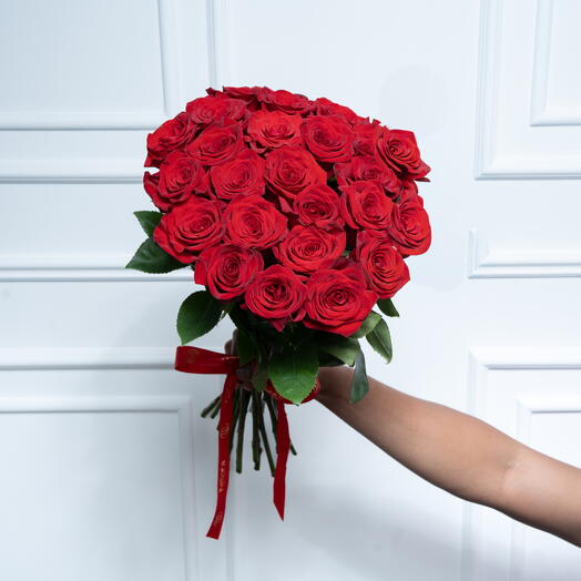 Ramo de 25 rosas rojas románticas atado a mano 7463
