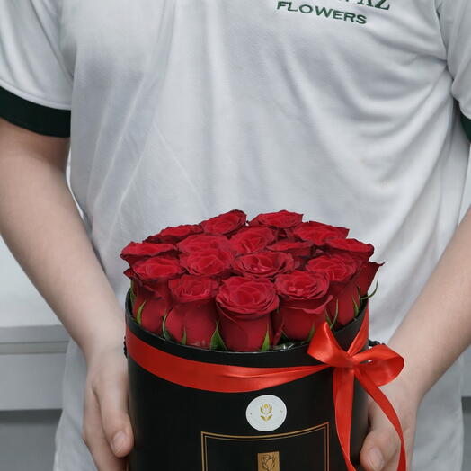 15 красных роз в коробке