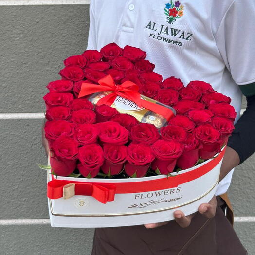 35 красных роз и коробка Ferrero Rocher в форме сердца
