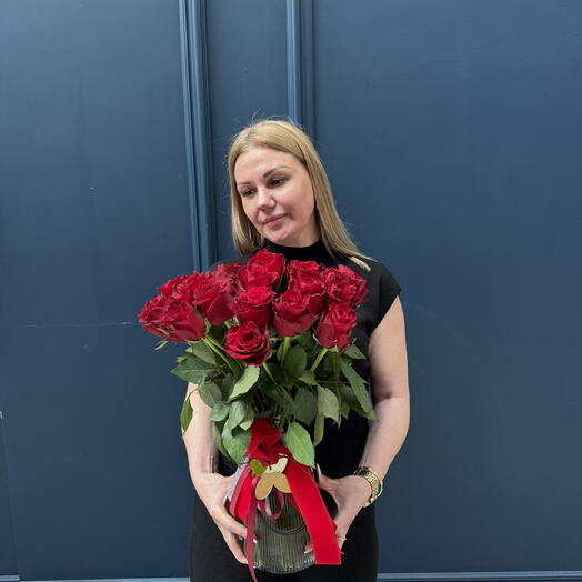 31 rosas rojas en un jarrón