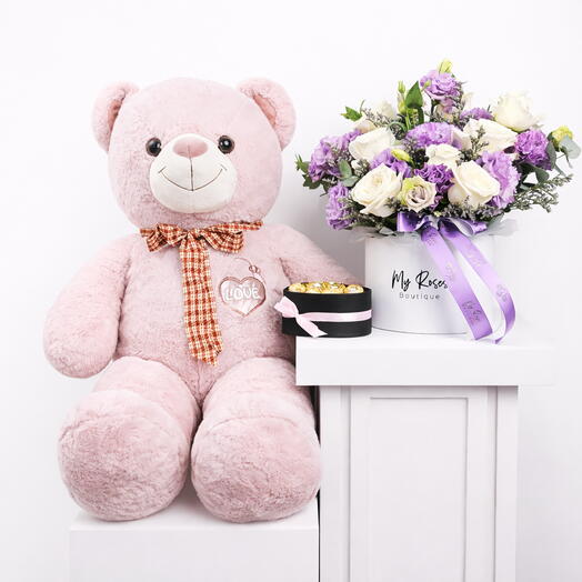 Arrangement lilas avec ours en peluche et Ferrero dans une boîte