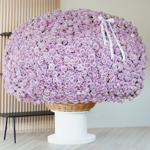 Корзина с пурпурными бархатными розами