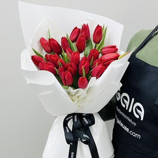 Эксклюзивный букет красных тюльпанов ко Дню матери