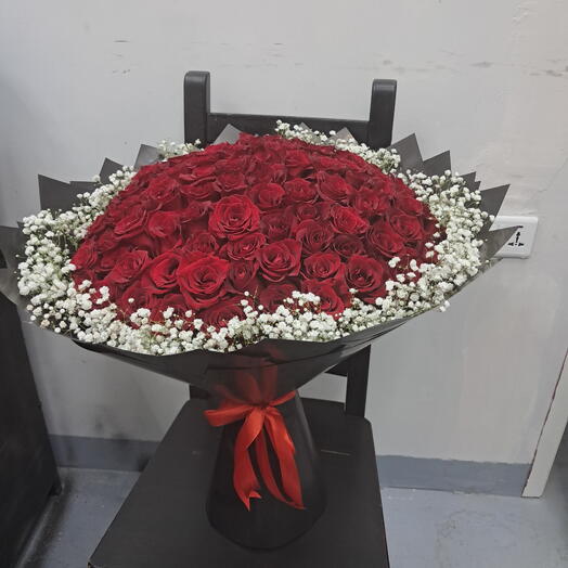 Красные розы гипсофила