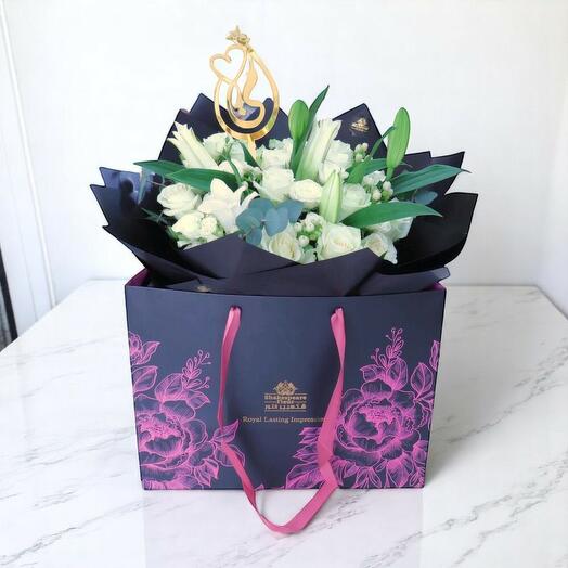 Букет «Моя мама» из белых роз и лилий – элегантный подарок ко Дню матери в сумке Шекспир