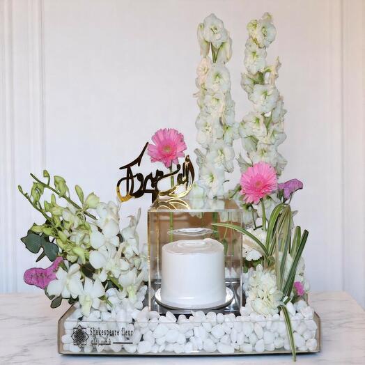 Поздравительная цветочная композиция с тортом в акриловой коробке – Белый   Розовый Праздничный цветочный подарок