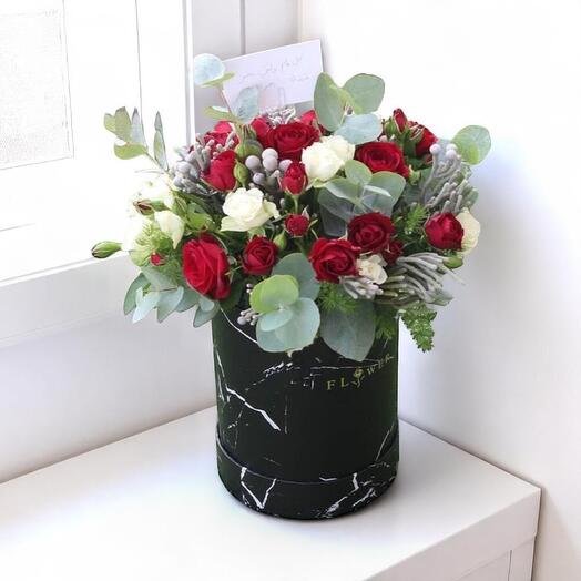 Шикарная коробка с красно-белыми розами и эвкалиптом – элегантная миниатюрная цветочная композиция в мраморной подарочной коробке