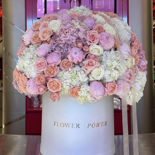Grande Amour: WOW Size Box with Hydrangea, Peony and Roses