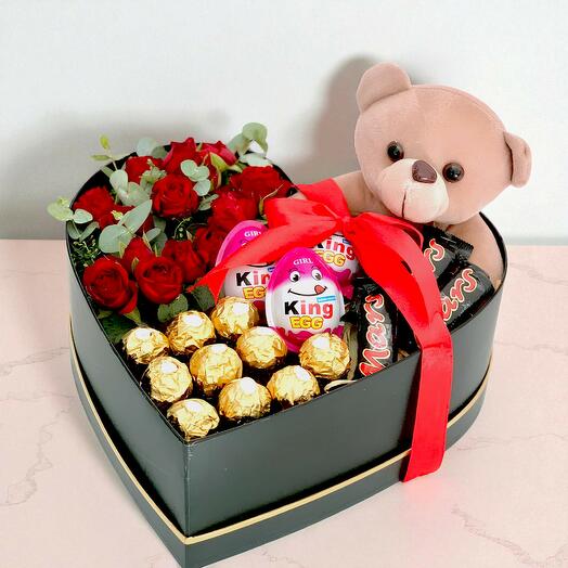 Rosa roja y osito y caja de chocolates para el Día de la Mujer