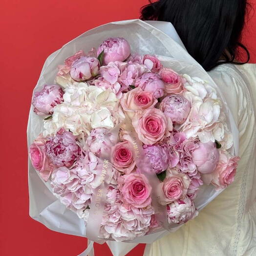 Нежно-розовая гармония: букет среднего размера из гортензий, роз и пионов