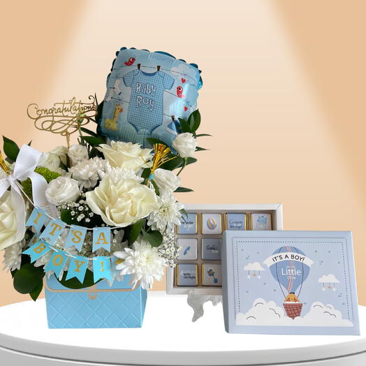 Это подарочный набор для мальчика — цветы, воздушный шар и шоколадные конфеты