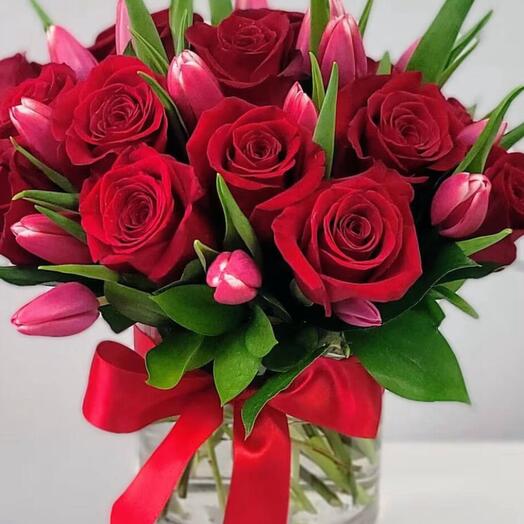 Ваза с тюльпаном и красной розой