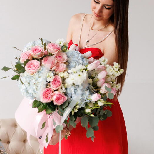 Mundo Mágico de las Flores: Caja Grande de Delphinium Blanco, Rosas Rosadas y Hortensias Azules