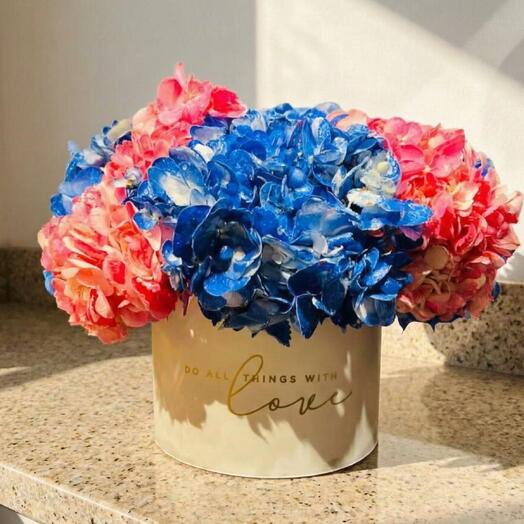 Румяно-голубо-розовый – гортензии в шляпной коробке элегантности