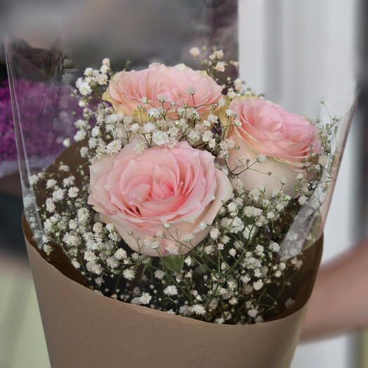 Мини-букет розовых роз с гипсофилой