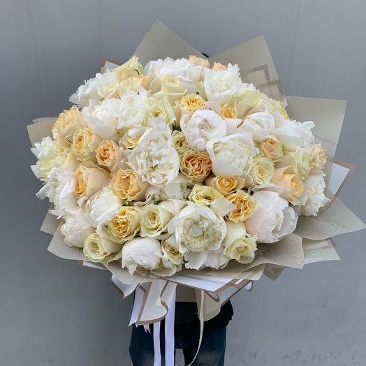 Роскошный средний букет пионов