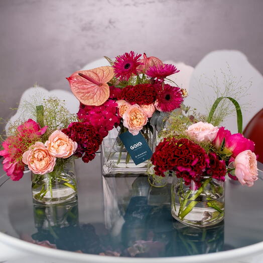 3 вазы с цветами для стола