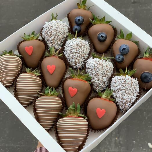 Strawberries in Belgian chocolate for March 16pcs