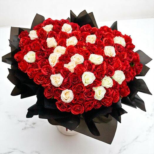 Big Heart Bouquet – 100 Red and White Roses in Luxurious Black Wrapping for Romantic Gifts