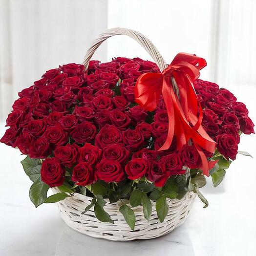 100 Red Roses In A Basket