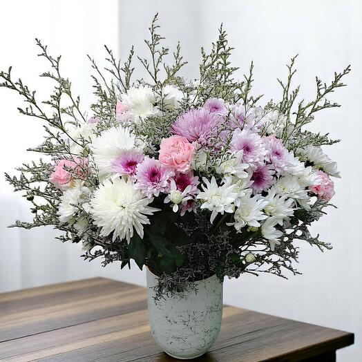 Элегантная цветочная композиция в керамическом горшке | белые и фиолетовые цветы