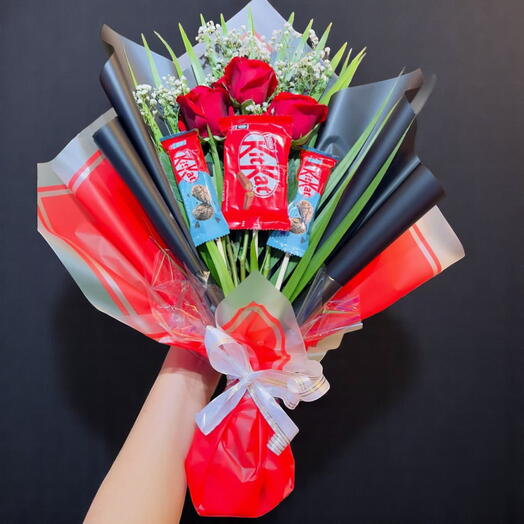 Sweet Surprise KitKat Букет роз – конфетный цветок в красно-черной упаковке