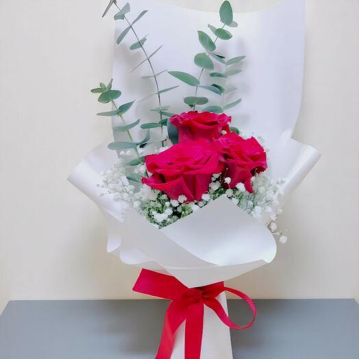 Букет из 3 красных роз с эвкалиптом