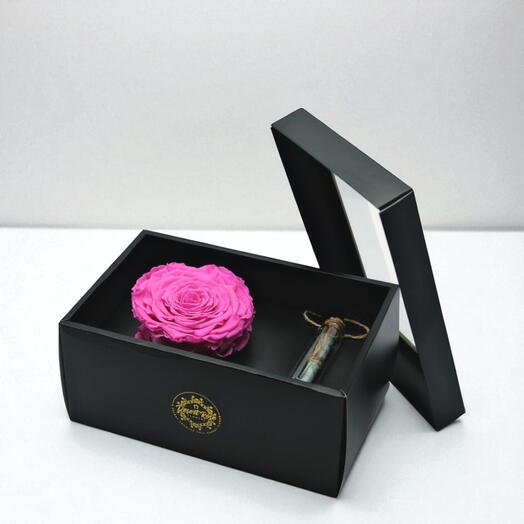 Розовая вечная роза в фирменной коробке с бутылочкой для послания