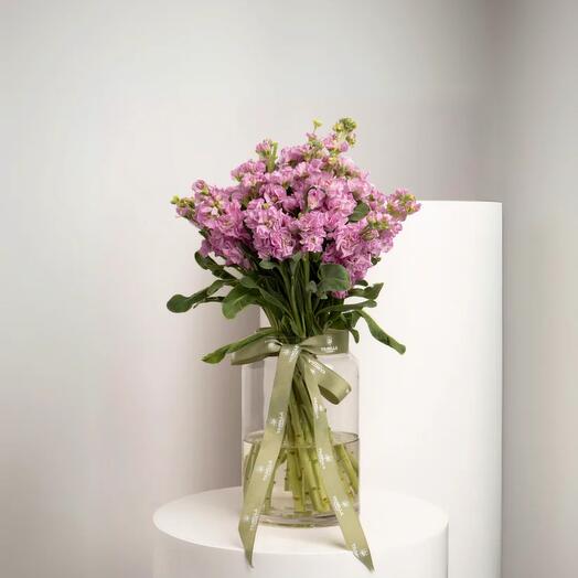 Ваза с маттиолой и лавандой