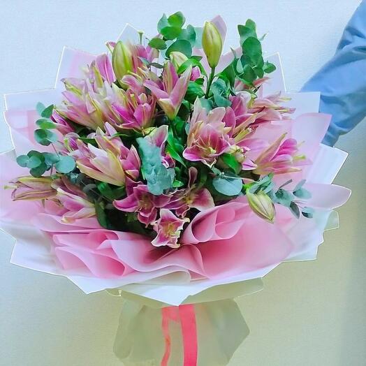 Королевский букет розовых лилий;
