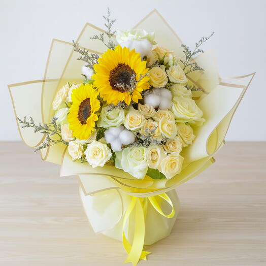 Подсолнух, хлопок, спрей-розы в букете