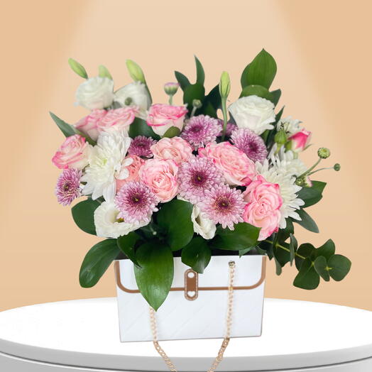 Очаровательная розово-белая цветочная композиция в коробке
