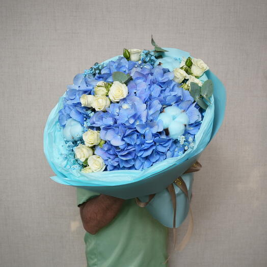 Букет голубой гортензии с белыми спрей-розами 7147