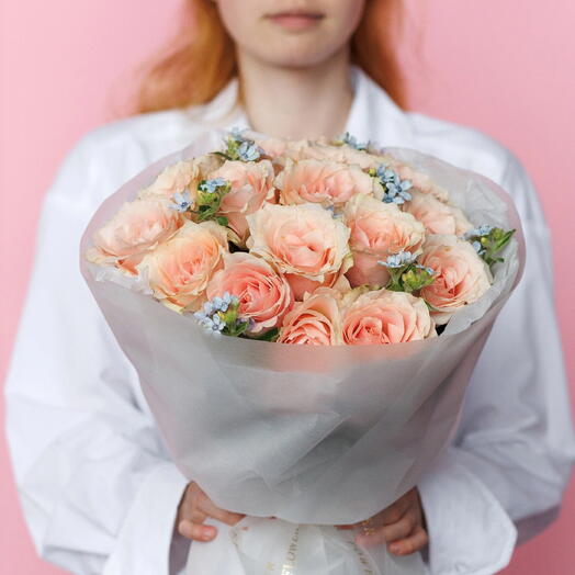 Джульетта: Большой букет персиковых роз и голубых бутонов озотамнуса