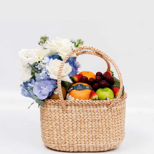 Роскошная фруктовая корзина с роскошными цветами