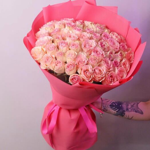 Розовый букет из 69 роз