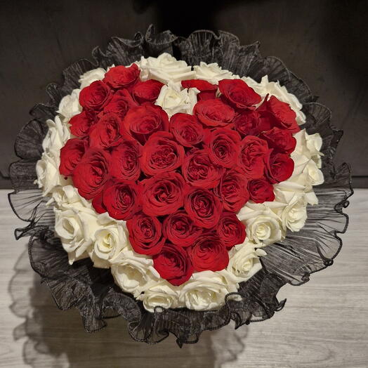 Букет красных роз в чёрном кружеве